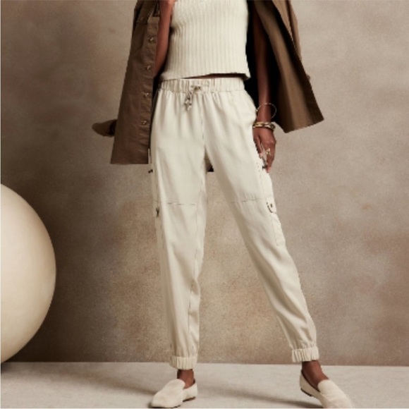 Banana Republic Pants - Banana Republic Cream Tencel Soft Cargo Pant, Size XL
